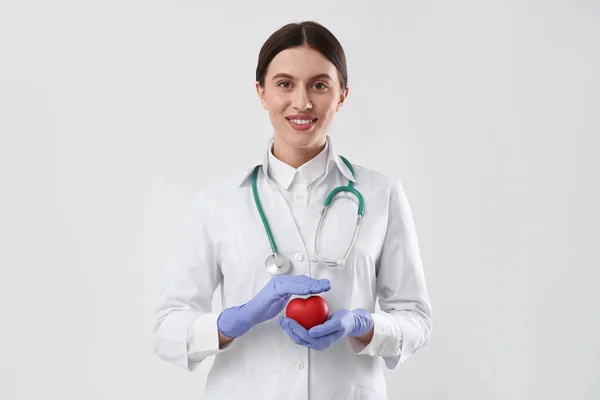 Lekarz Stetoskopem Czerwonym Sercem Białym Tle Koncepcja Kardiologii — Zdjęcie stockowe