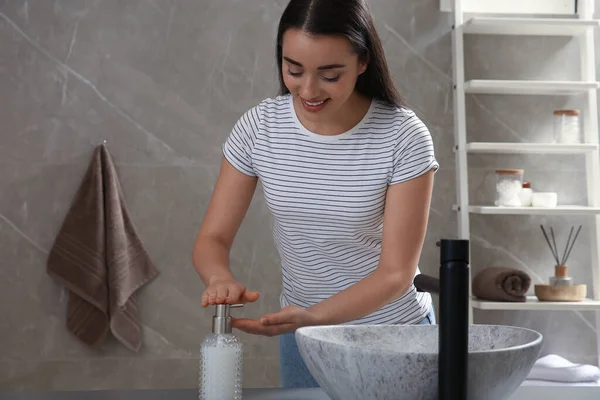 Jonge Vrouw Wassen Handen Met Vloeibare Zeep Badkamer — Stockfoto