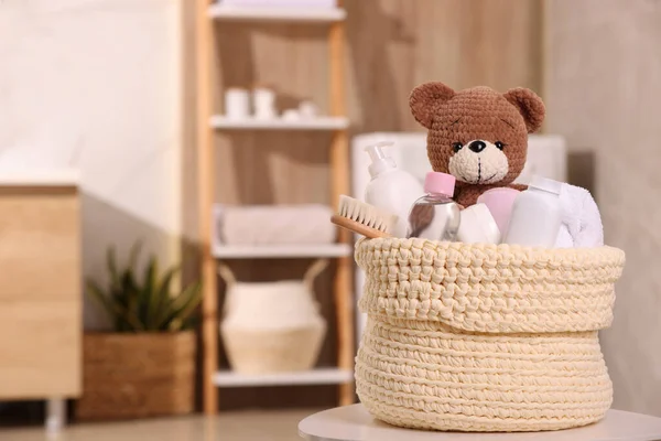 Knitted Basket Baby Cosmetic Products Bath Accessories Toy Bear White — Stock fotografie