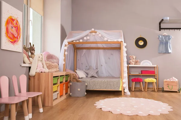 别致的儿童房内饰舒适的床 — 图库照片