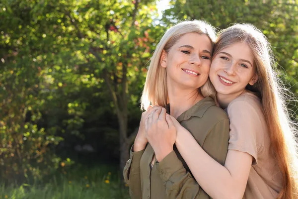 Mère Heureuse Avec Fille Passer Temps Ensemble Dans Parc Jour — Photo