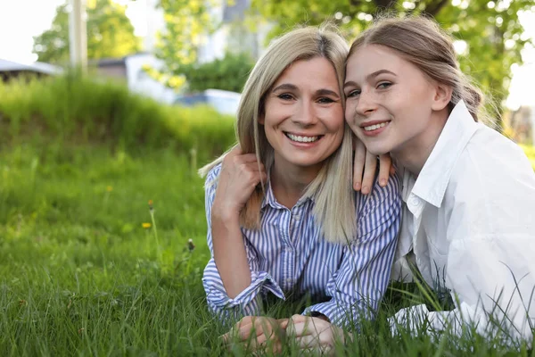 Boldog Anya Lányával Zöld Füvön Parkban — Stock Fotó