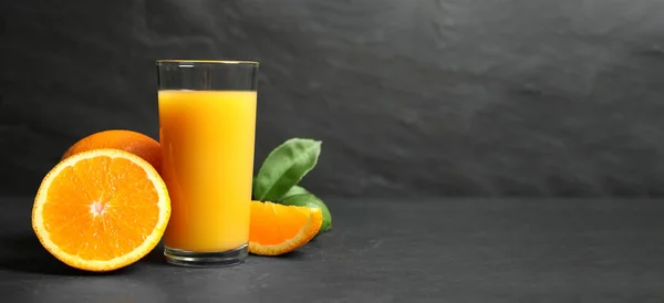 Verre Jus Orange Fruits Frais Sur Table Grise Espace Pour — Photo