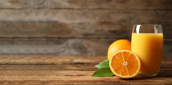 一杯橙汁和新鲜水果放在木制桌子上 空白处放文字 条幅设计 — 图库照片