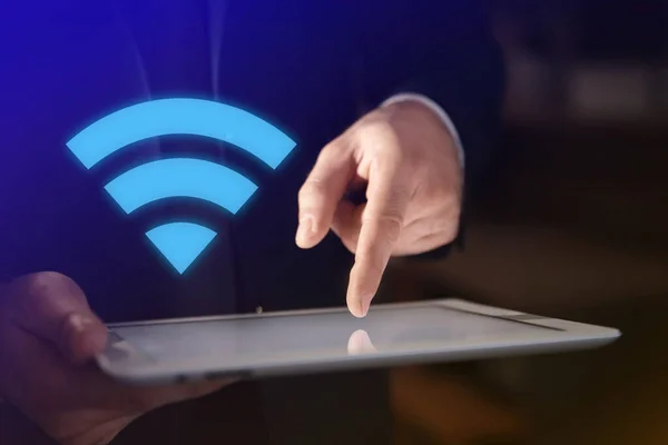 Bărbat Care Utilizează Tabletă Conectată Wifi Interior Aproape — Fotografie, imagine de stoc
