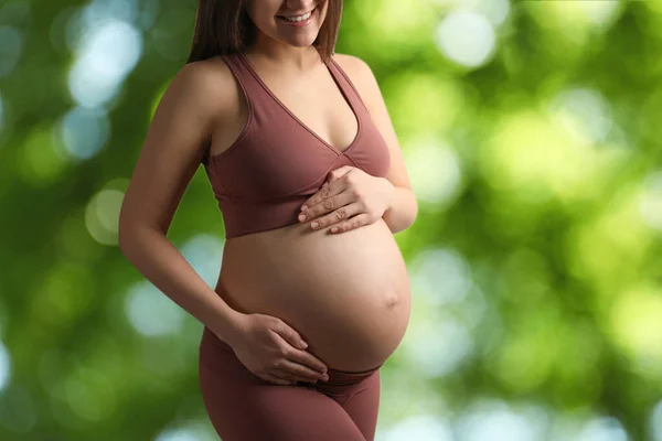 Joven Embarazada Tocando Vientre Aire Libre —  Fotos de Stock