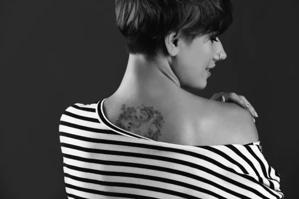暗い背景にタトゥーのある若い女性 白黒写真 — ストック写真