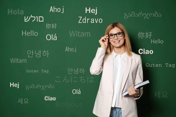 Yeşil Arkaplanda Farklı Yabancı Dillerde Mutlu Çevirmen Portresi Selamlama Kelimeleri — Stok fotoğraf