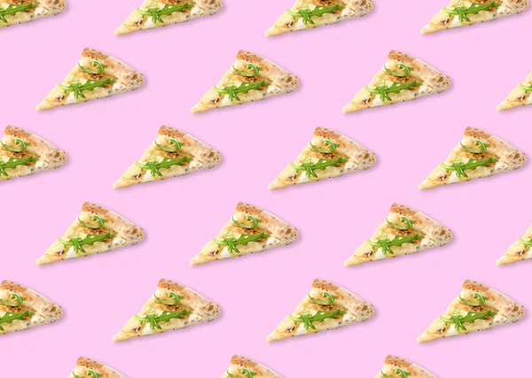 Kawałki Pysznych Pizzy Serowych Jasnoróżowym Tle Konstrukcja Bezproblemowego Wzoru — Zdjęcie stockowe