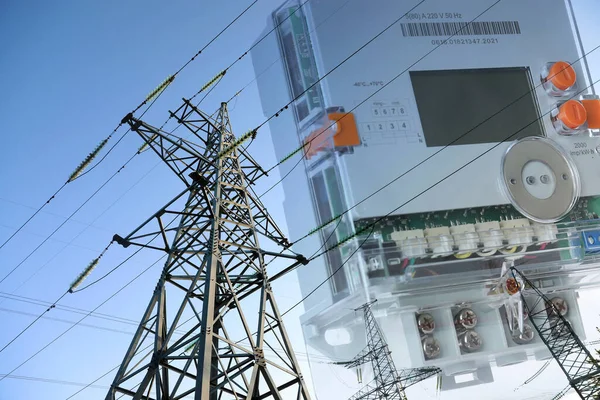 送電線付き電気メーターと高電圧タワーの二重露光 — ストック写真