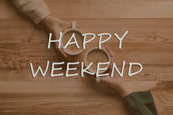 Gelukkig Weekend Vrouwen Met Kopjes Koffie Aan Houten Tafel Bovenaanzicht — Stockfoto