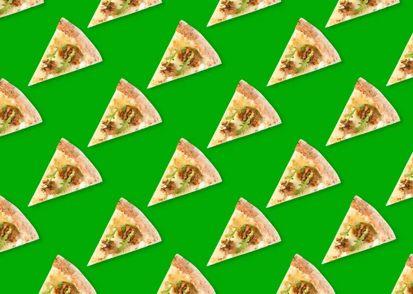 Kawałki Pysznych Pizzy Serowych Zielonym Tle Płaskie Leżaki Konstrukcja Bezproblemowego — Zdjęcie stockowe
