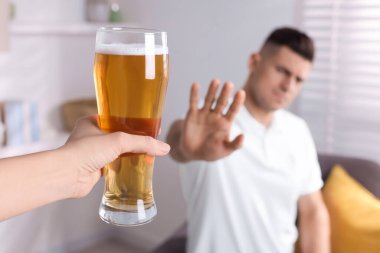 Mutfakta bira içmeyi reddeden adam, yakın plan. Alkol bağımlılığı tedavisi
