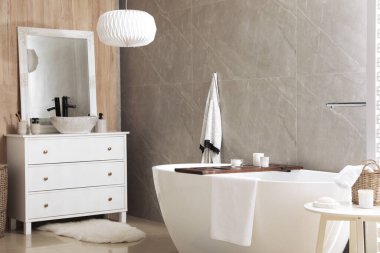 Modern beyaz küvet ve banyo lavabosu olan çekmeceler. İç tasarım
