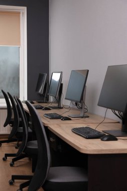 Açık uzay ofisindeki birçok modern bilgisayar