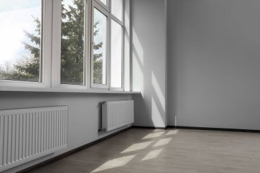 Pencereli ve radyatörlü modern ofis. İç tasarım