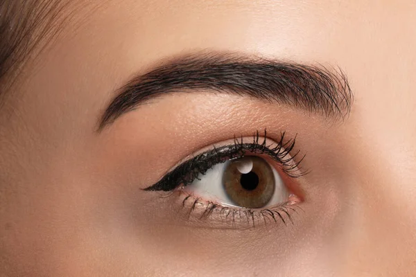 Göz altı koyu halkalı yorgun genç kadın, yakın plan.