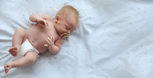 Lindo Bebé Recién Nacido Durmiendo Cama Vista Superior Con Espacio — Foto de Stock