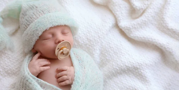 Lindo Bebé Recién Nacido Sombrero Caliente Durmiendo Cuadros Blancos Vista — Foto de Stock