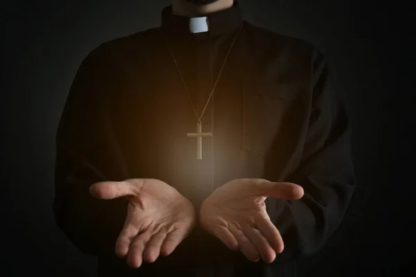 Rahip Ellerini Kutsal Işıkla Uzatıyor Karanlık Arka Planda Yakın Plan — Stok fotoğraf