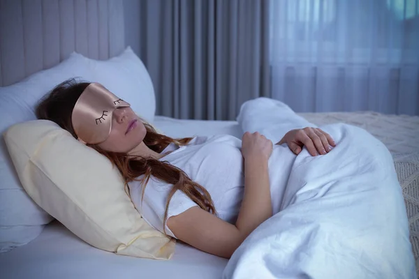 Jonge Vrouw Met Masker Die Bed Slaapt Tip Voor Het — Stockfoto