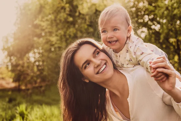 Щаслива Мати Грає Своєю Милою Дитиною Парку Сонячний День — стокове фото