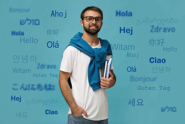 Retrato Traductor Feliz Palabras Saludo Diferentes Idiomas Extranjeros Sobre Fondo —  Fotos de Stock