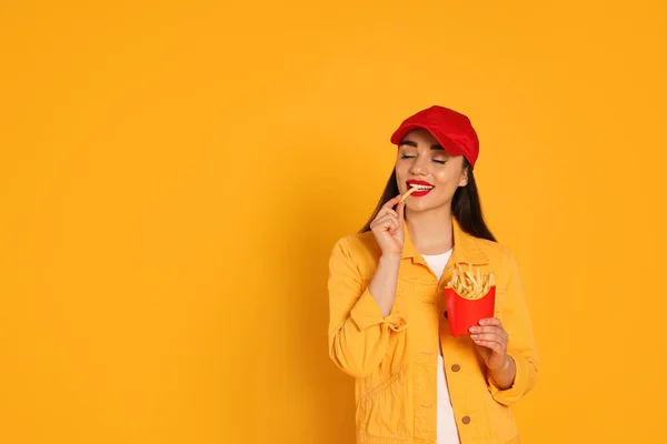 Mooie Jonge Vrouw Die Frietjes Eet Een Gele Achtergrond Ruimte — Stockfoto