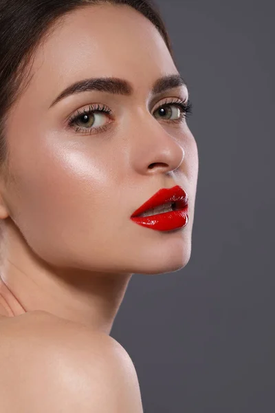 Mujer Joven Con Labios Rojos Maquillaje Sobre Fondo Gris — Foto de Stock