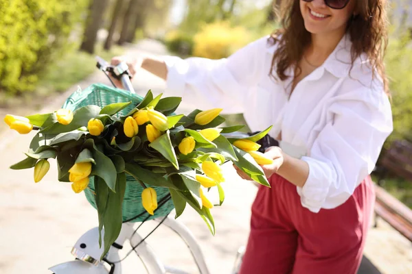 Frau Mit Fahrrad Und Strauß Gelber Tulpen Sonnigen Tagen Freien — Stockfoto