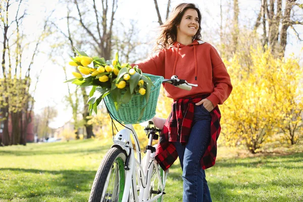Beautiful Woman Bicycle Bouquet Yellow Tulips Park — Fotografia de Stock