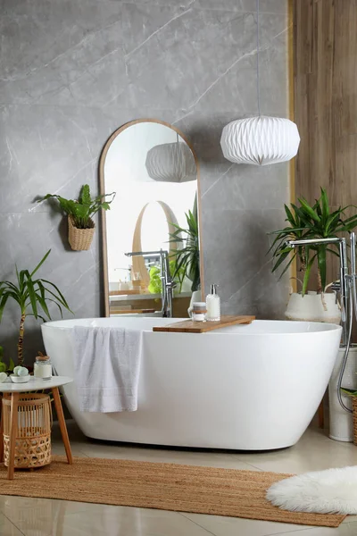 현대식흰 욕조와 아름다운 — 스톡 사진