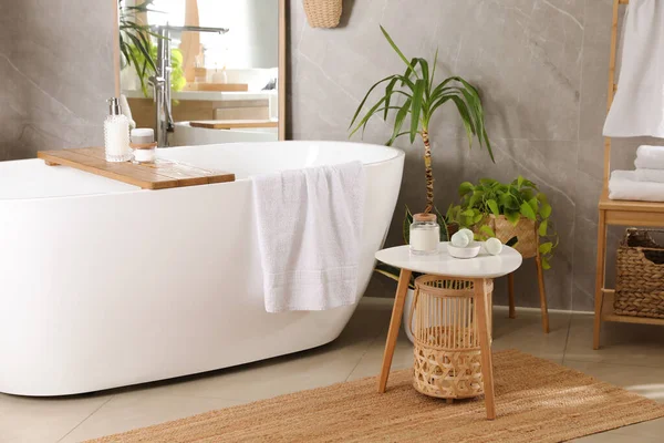 Moderna Bañera Blanca Hermosas Plantas Interior Verdes Baño Diseño Interiores —  Fotos de Stock