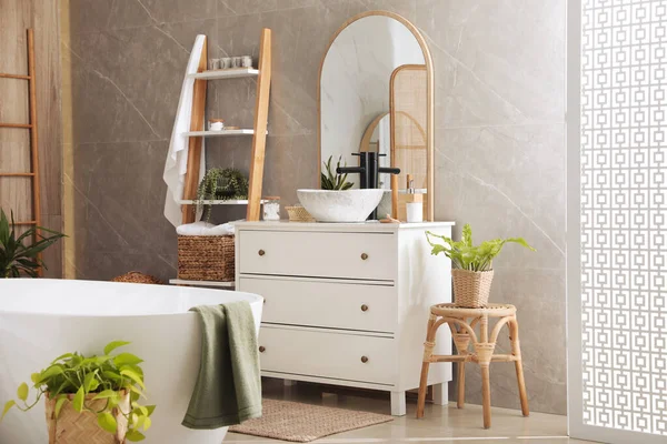Moderna Bañera Blanca Cómoda Con Lavabo Baño Diseño Interiores — Foto de Stock