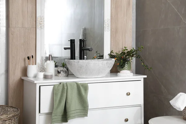 Cassettiera Con Lavabo Articoli Toeletta Piante Appartamento Bagno Interior Design — Foto Stock