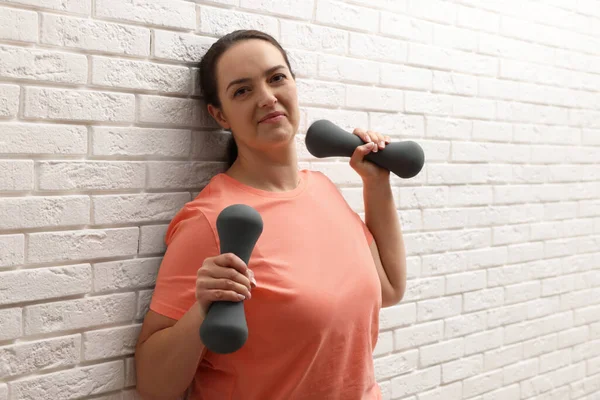Gelukkig Overgewicht Vrouw Doen Oefening Met Halters Buurt Van Witte — Stockfoto