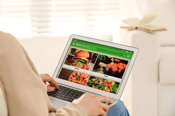 Man Using Laptop Ordering Food Online Home Closeup Concept Delivery — Stock Photo, Image