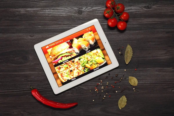 Modern Tabletta Nyitott Oldalon Online Élelmiszer Rendelés Körül Szétszórt Termékek — Stock Fotó