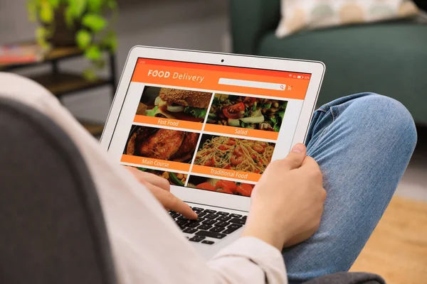 Mężczyzna Korzystający Laptopa Zamawiania Jedzenia Online Domu Zbliżenie Pojęcie Usługi — Zdjęcie stockowe