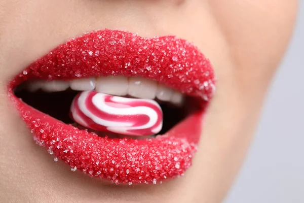 Νεαρή Γυναίκα Όμορφα Χείλη Καλυμμένα Ζάχαρη Τρώει Καραμέλα Στο Φως — Φωτογραφία Αρχείου