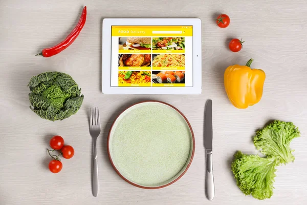 Modern Tabletta Nyitott Oldallal Online Ételrendeléshez Szétszórt Zöldségek Tányér Evőeszközök — Stock Fotó