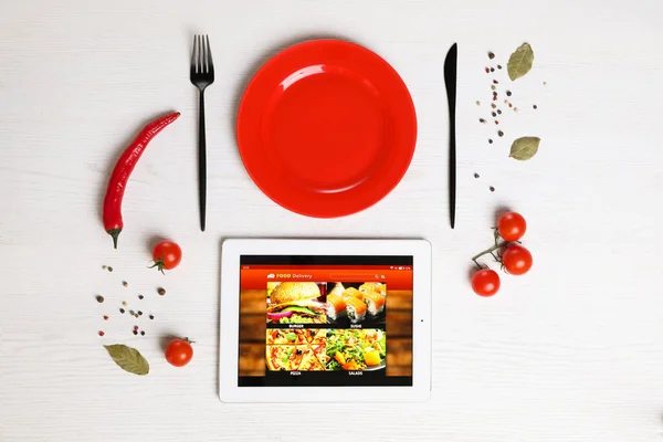 Modern Tabletta Nyitott Oldallal Online Ételrendeléshez Szétszórt Zöldségekkel Fűszerekkel Tányérral — Stock Fotó