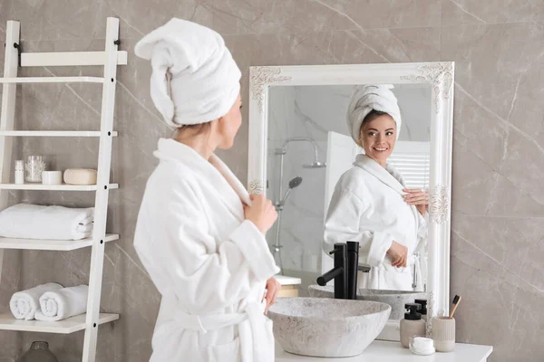 Bella Donna Che Guarda Nello Specchio Del Bagno — Foto Stock