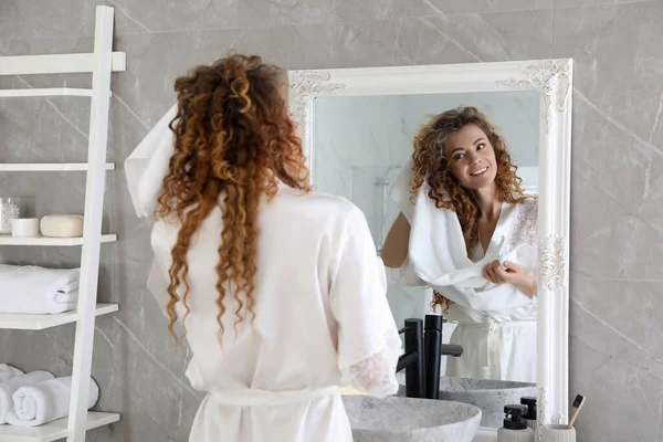 Mulher Bonita Secando Cabelo Com Toalha Perto Espelho Banheiro — Fotografia de Stock