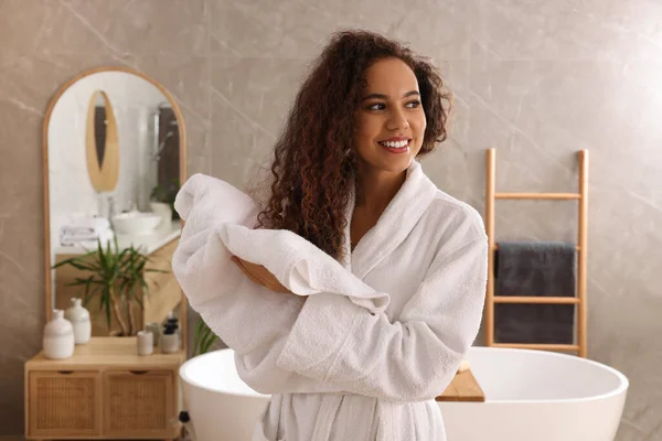 Hermosa Mujer Afroamericana Secando Cabello Con Toalla Baño —  Fotos de Stock