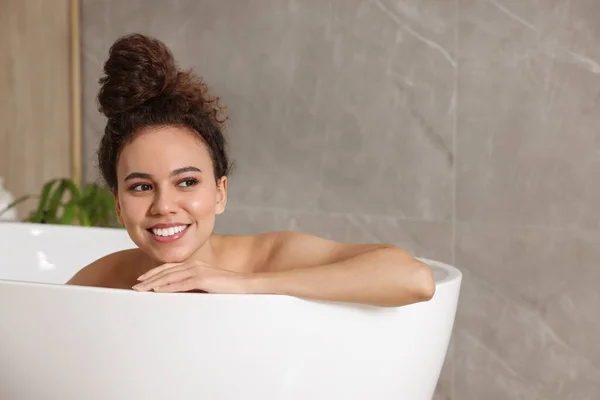Hermosa Mujer Afroamericana Tomando Baño Interior Espacio Para Texto —  Fotos de Stock