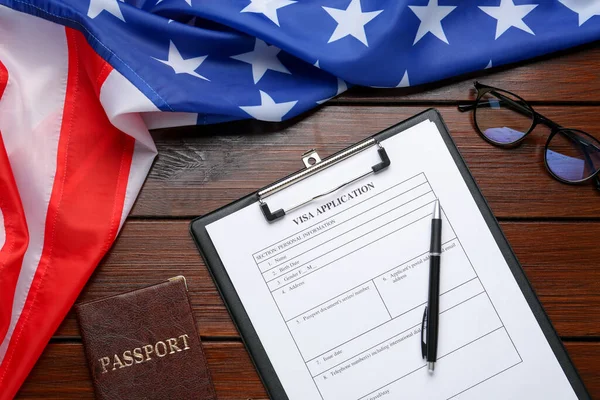 Modulo Domanda Visto Immigrazione Passaporto Bandiera Americana Tavolo Legno Laica — Foto Stock