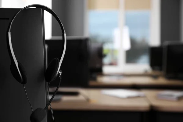 Ofisinde Kulaklığı Olan Modern Bir Bilgisayar Yardım Hattı Servisi — Stok fotoğraf