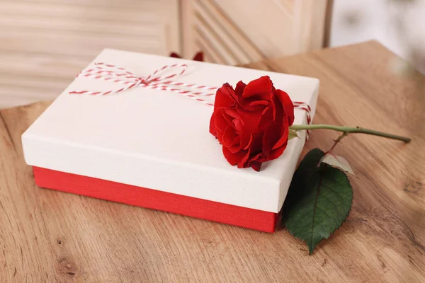 Cadeaudoosje Mooie Rode Roos Houten Tafel Binnen Gelukkige Valentijnsdag — Stockfoto