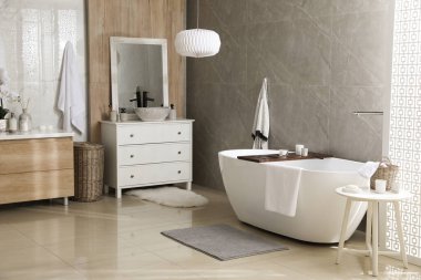 Modern beyaz küvet ve banyo lavabosu olan çekmeceler. İç tasarım